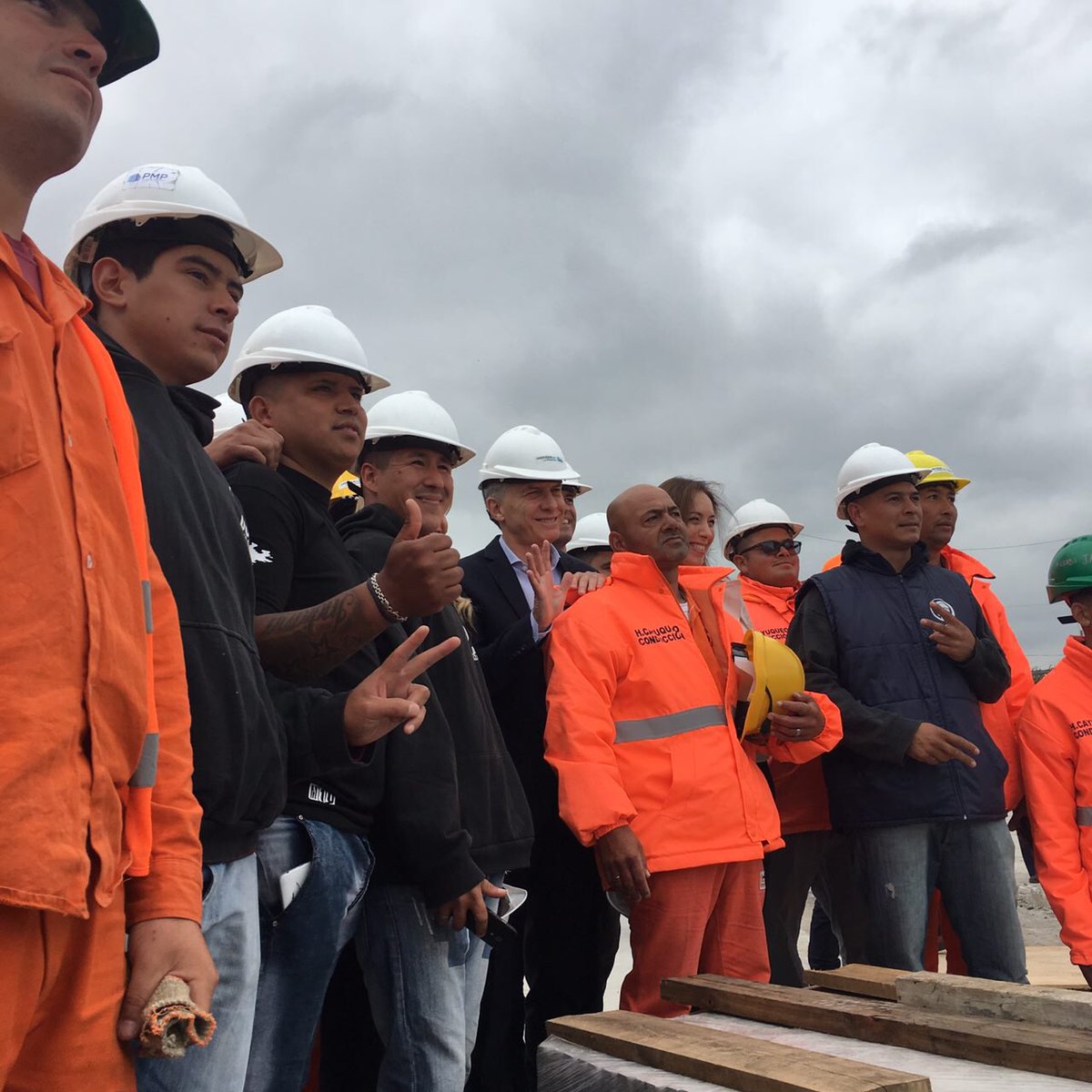 dudicr's tweet photo. Cuando son verdaderos trabajadores y no extras contratados para las fotos presidenciales, suele pasar esto. https://t.co/cLYjDOA2px