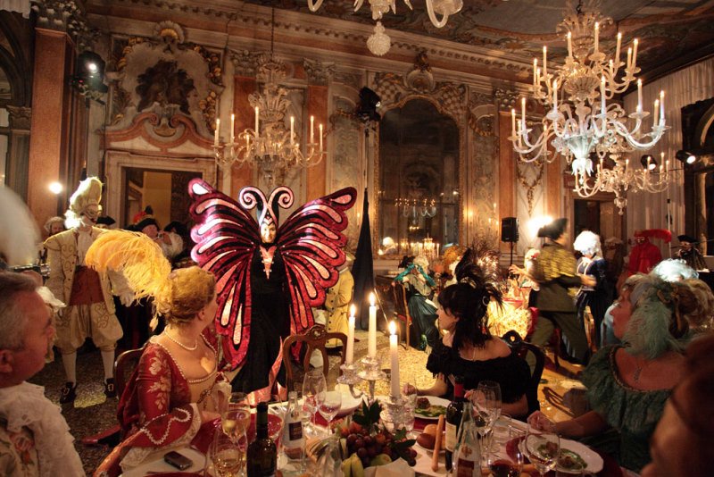 KVGroupItaly's tweet photo. Proud2be official reseller for #mascheranda Grand Ball on #SundayGras #venice #carnival ☛ https://t.co/yQ6ucypP7w ☜  #style #dream #glamour https://t.co/EV6CiSQGel