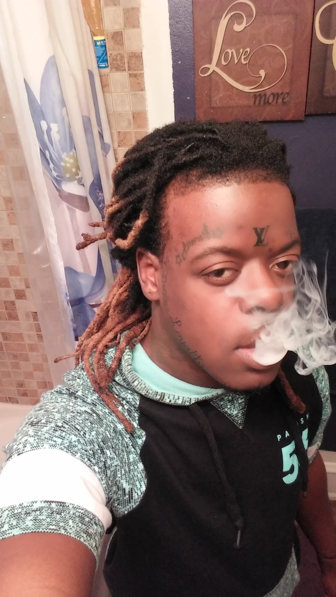 clmmbRussya's tweet photo. Lv on my face #clmmb https://t.co/FvXhuBXBGS