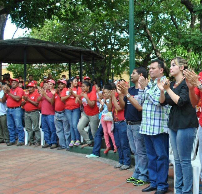 alcaldiabmfm's tweet photo. #AHORA #Calabozo dice NO al golpe Fascista de la derecha. Apoyo rotundo al presidente @NicolasMaduro desde la plaza Bolivar @elhinnaoui https://t.co/4TRz0F675E