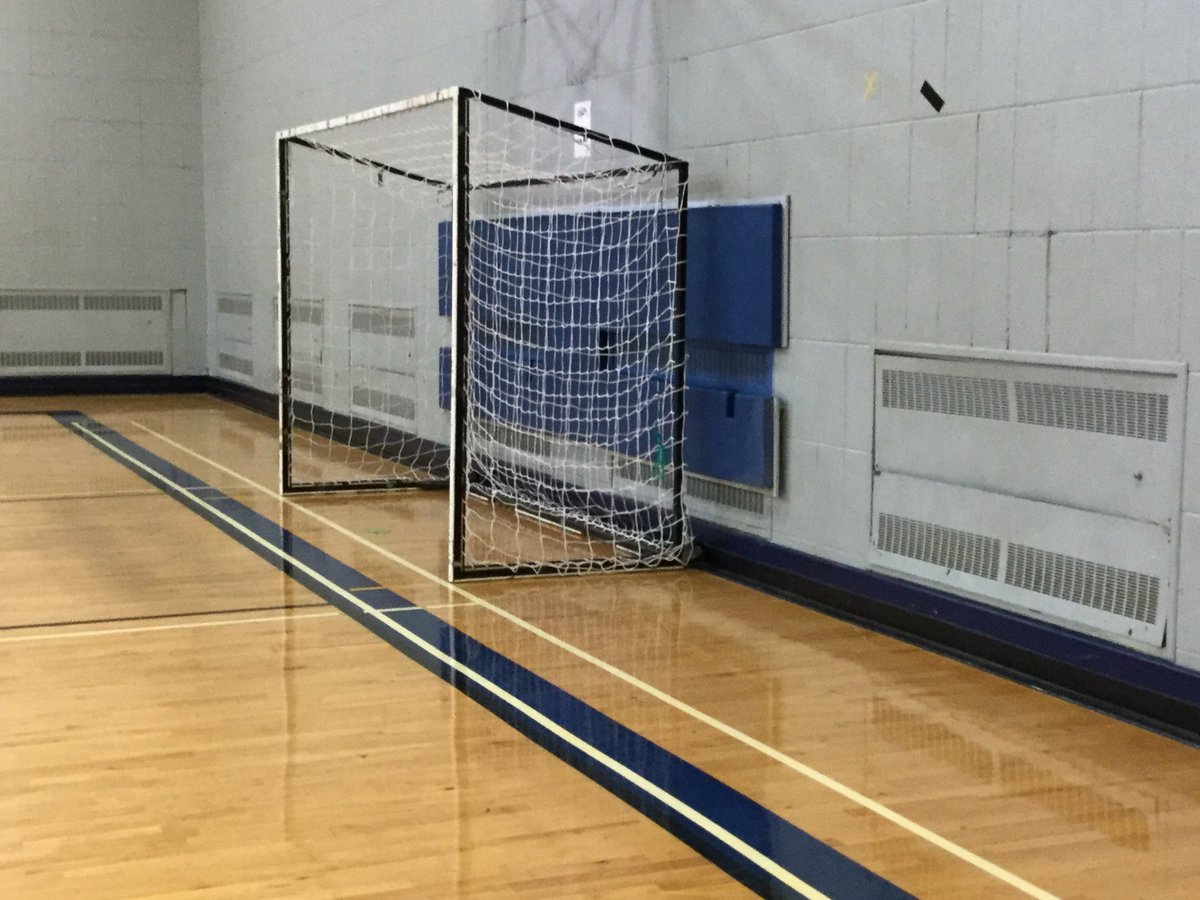 Cm2bClaudel's tweet photo. Dans #notreécole il y a un gymnase. Dans cette salle, il y a des
paniers de basket et des buts de foot. @lyceeclaudel #omamuk #philun https://t.co/zmGO9tjxDz