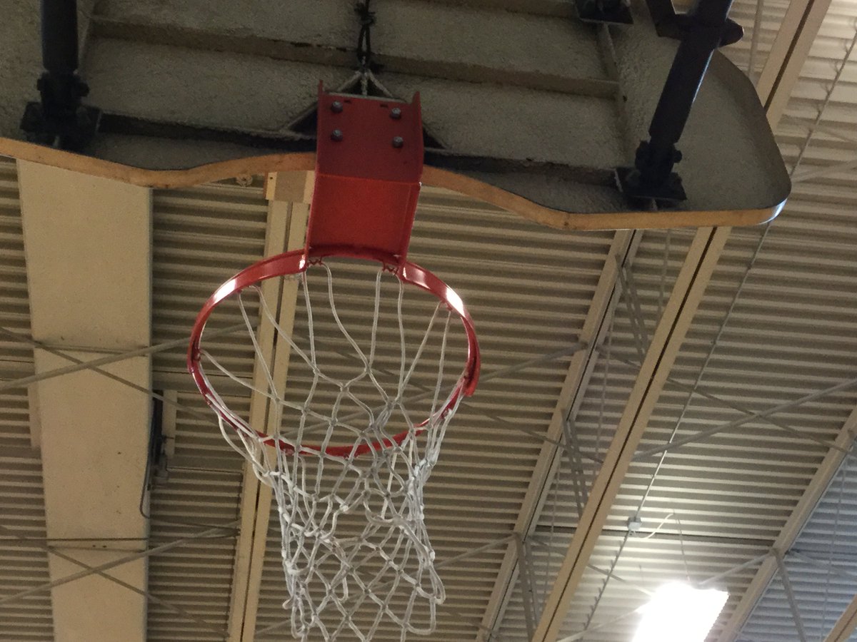 Cm2bClaudel's tweet photo. Dans #notreécole il y a un gymnase. Dans cette salle, il y a des
paniers de basket et des buts de foot. @lyceeclaudel #omamuk #philun https://t.co/zmGO9tjxDz