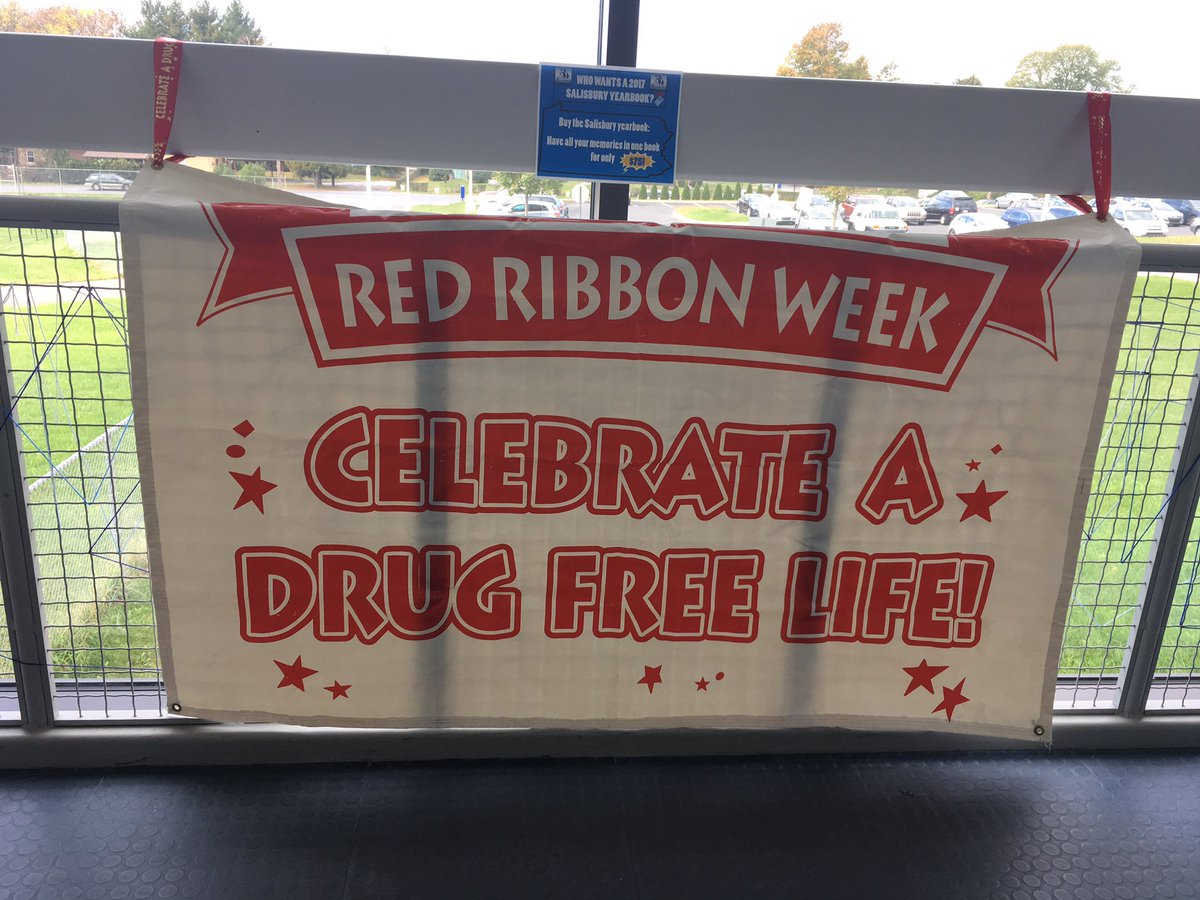SHS_SADD1's tweet photo. SHS SADD students decorating for red ribbon week #RRW ❗️❗️ https://t.co/FyrAzSIb5D