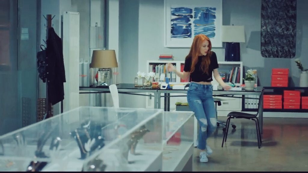 Kask_Defne's tweet photo. Vuhhuuu o zaman dans😂😂🙆
#KiralıkAşk https://t.co/NgwlhW8OWe