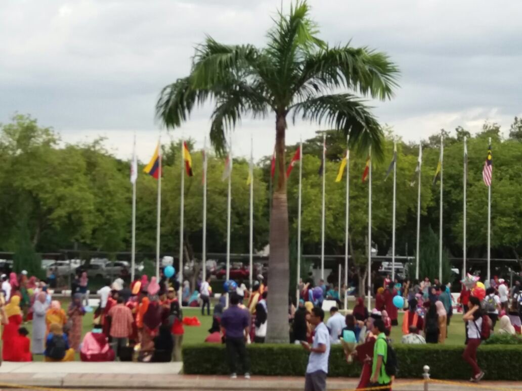 LeUPMTweeps's tweet photo. Squad Penyambut Tetamu share some gambar sekitar Majlis Konvo ke-40 UPM. #UPMconvocation40 https://t.co/JcLGls2zu6