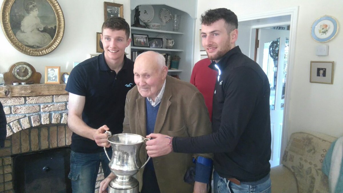 AhasFohGAA's tweet photo. The great Tom "Pook" Dillon with Cathal &amp; Padraic Mannion 👏👏 @Moorerichardpr @lukekeaney1 @TribesmenGAA @Galway_GAA https://t.co/dRx8uXZ1M8