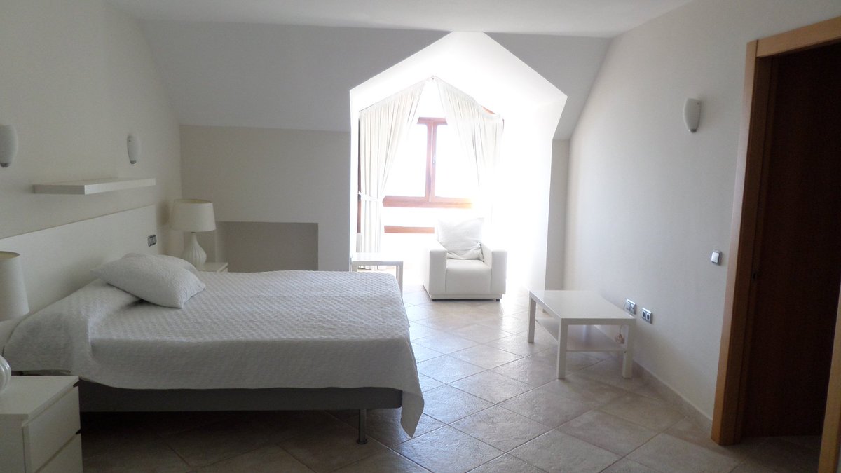 laura_perth's tweet photo. Long term rental stunning 3 bed duplex penthouse with hot tub, access to spa and numerous local amenities, 1 km to beach. Only 1800€ / month https://t.co/SjCbKbfBJX