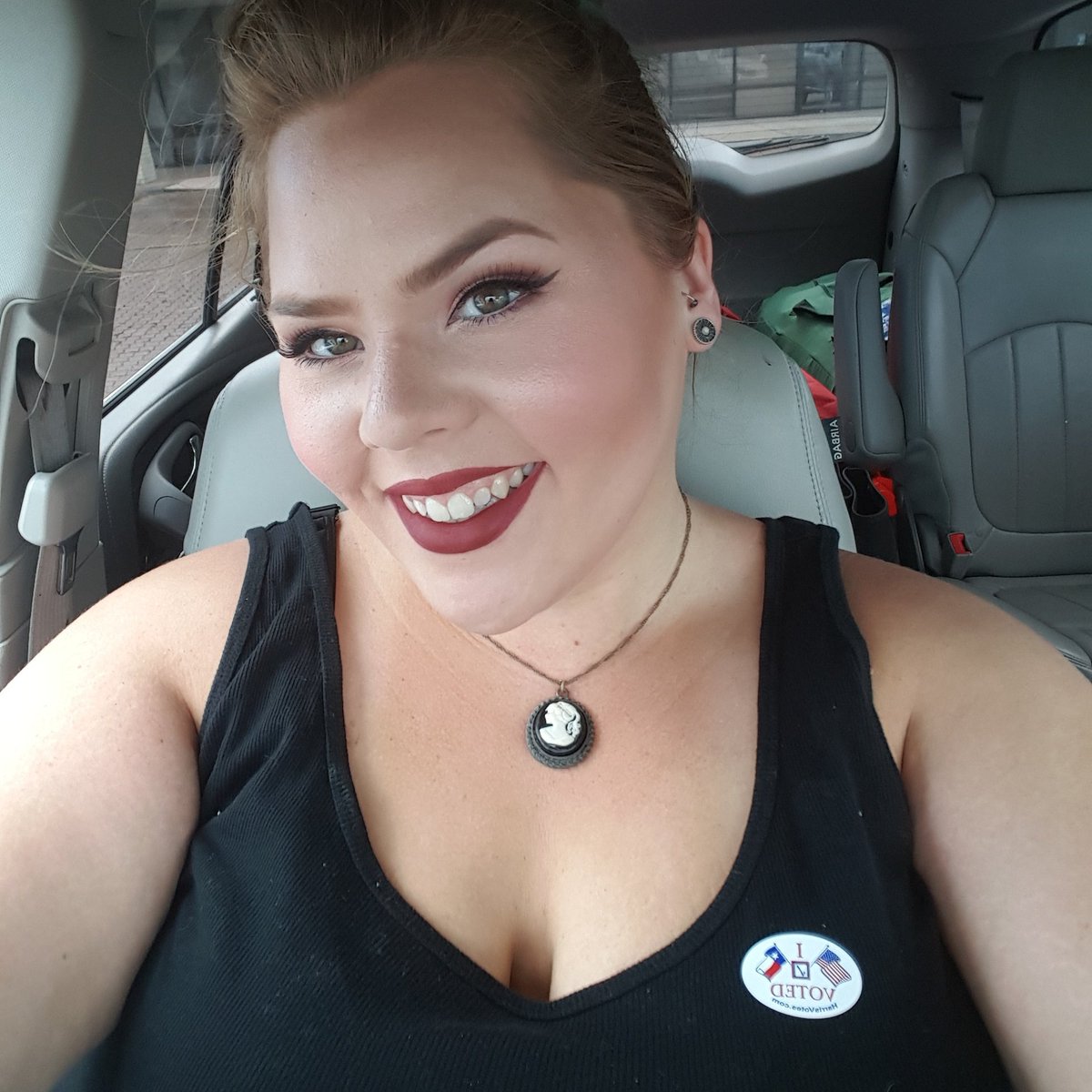 mrsyarbray's tweet photo. Voted!! #thisyearchangeseverything #vote #earlyvoting https://t.co/bidiGQMYY7