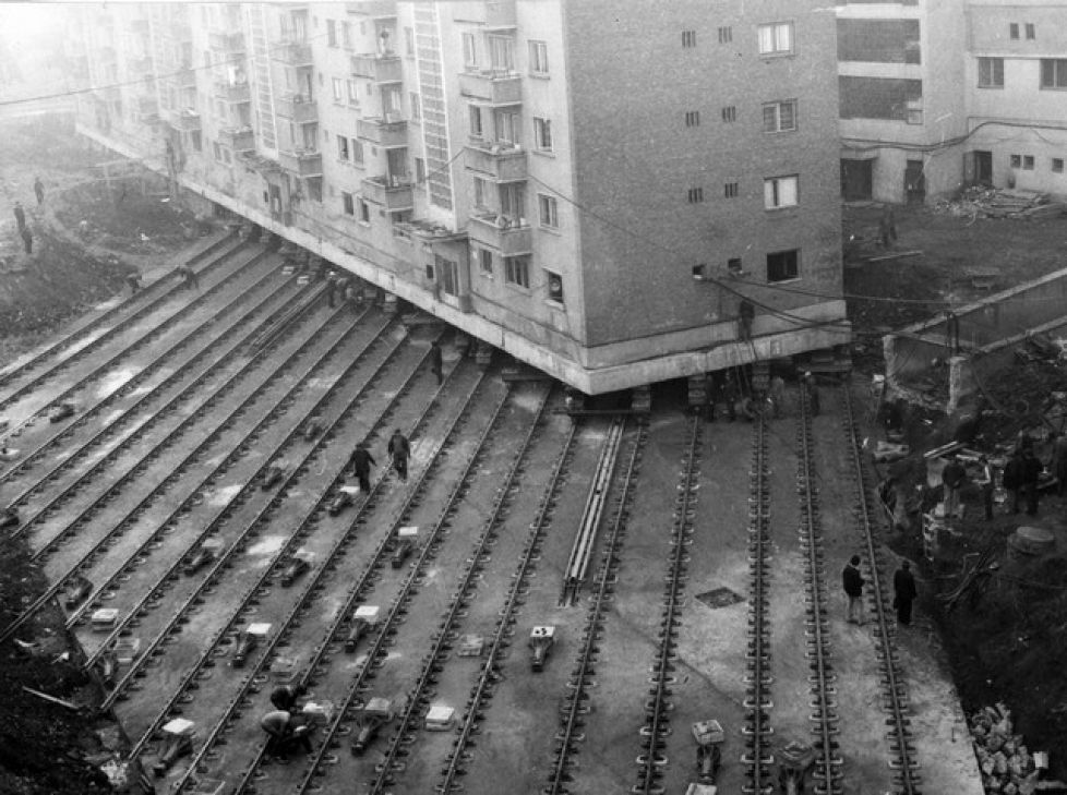 HistoryInPics's tweet photo. Moving a 7,600 ton apartment building to create a boulevard in Alba Iulia, Romania, 1987. https://t.co/njyYSrEbTK