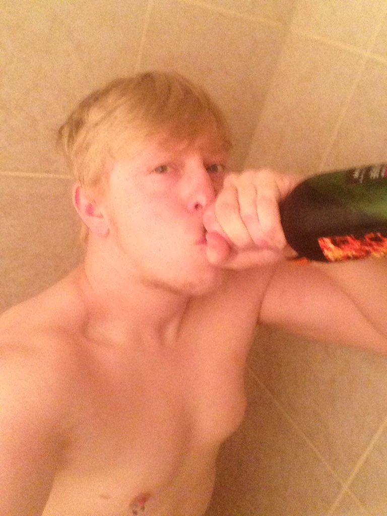 Albino7Rhino's tweet photo. Sorry it been so long! Look me in the eye while I chug this bottle!#kcco #showerdrinks #wineoclock #getthejobdone #winelover #poundtown https://t.co/THMT5Jr8DD