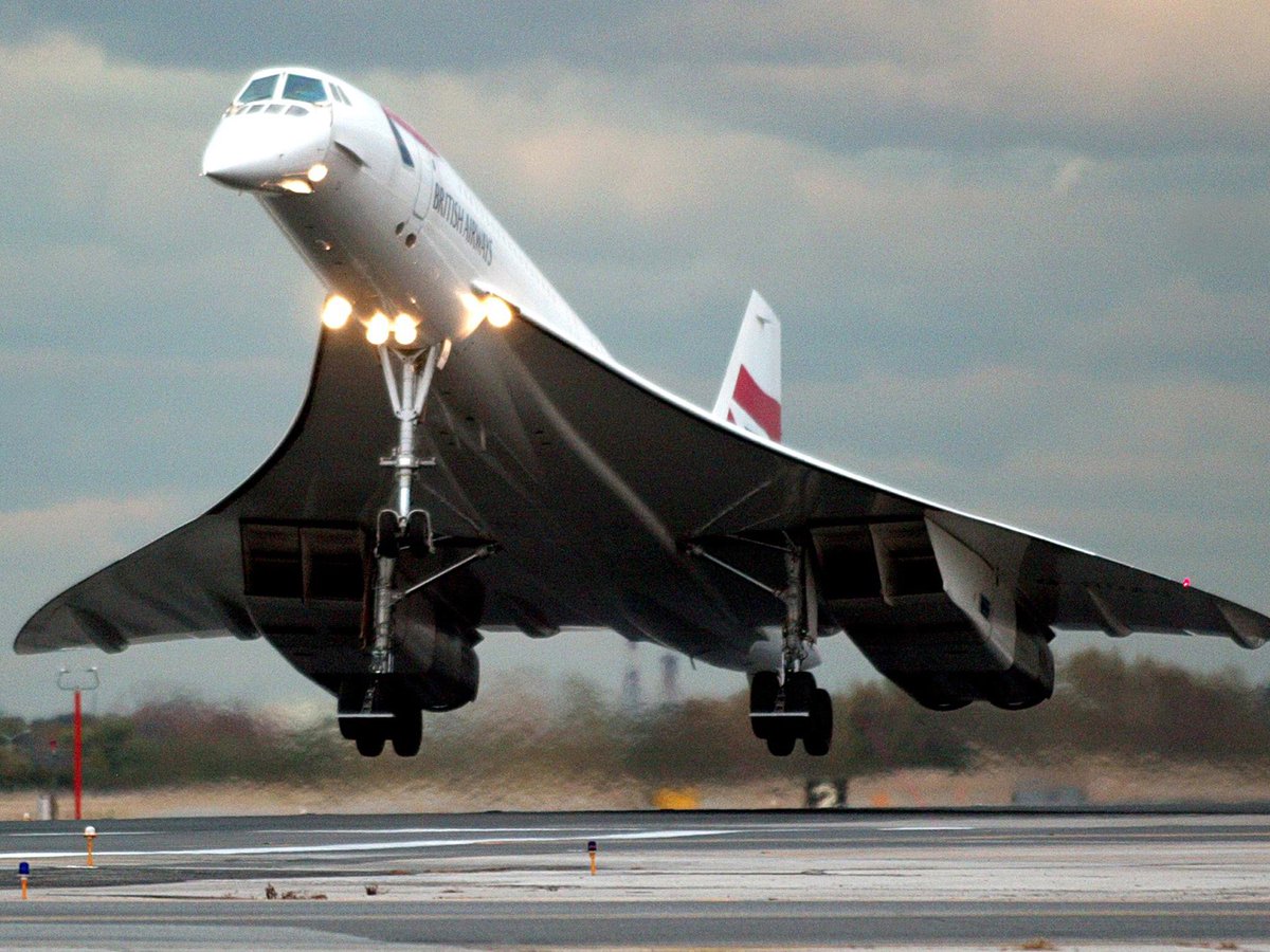 SwearyHistories's tweet photo. #OnThisDay 2003 - Concorde makes its last flight. Whilst in service the #RAF didn't have a jet that could fly faster than it. #slowcunts https://t.co/rXDMJJfv9D