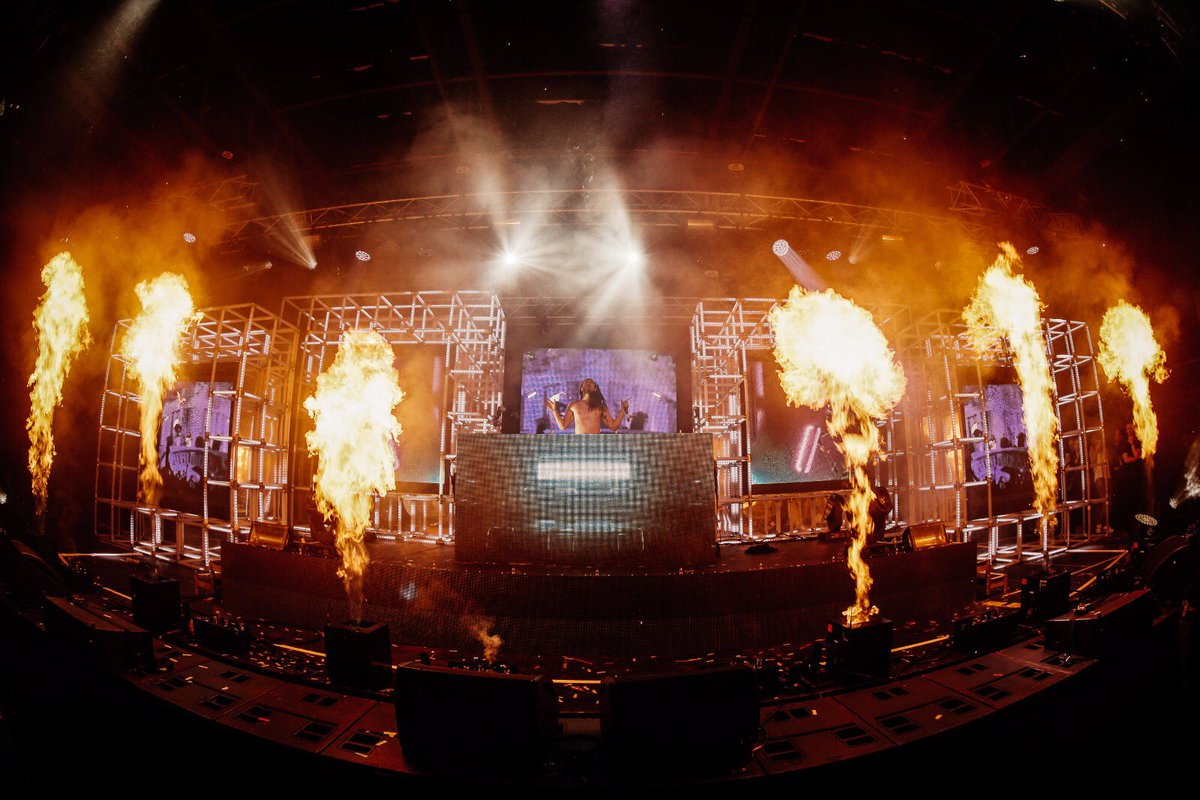 My last #NeonFuture show of 2016. Already working on 2017. #cantstopwontstop https://t.co/7R2f0qS68J