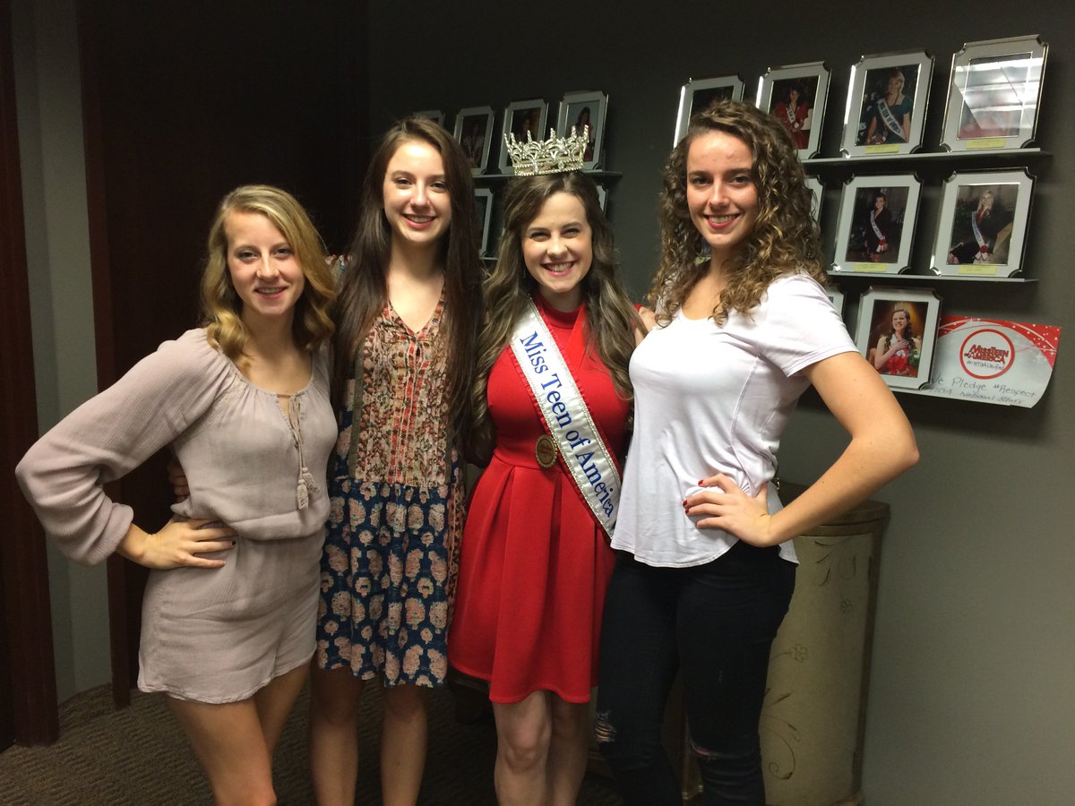 ampageants's tweet photo. #MissTeenMonday Enjoy @iamunicornelia blog on #fallbreak2016 #Friends #NorthwesternIowa https://t.co/8fDJkSURT7 https://t.co/nzJ59EXNy1