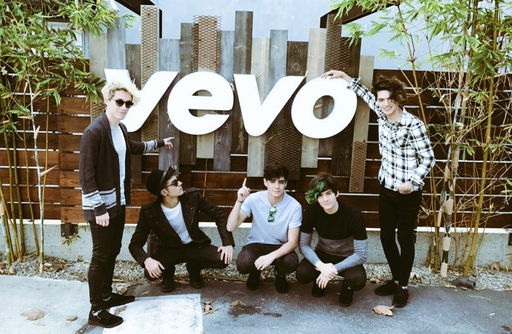 lorenacoder4211's tweet photo. WOW QUE EMOCIÓN MAÑANA GRABARÁN #GETDUMB #let'sgetDumb #CD9Vevo #CD9Vevo #CD9Vevo #CD9Vevo #CoderUSA #GetDumb #CD9Vevo @CD9 #CoderUSA https://t.co/ta90obSmES