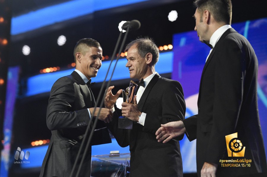 CDLeganes's tweet photo. PREMIO | ¡Alexander Szymanowski, trofeo LaLiga World Player de la pasada temporada! ¡Enhorabuena, crack! https://t.co/MC3rgC9pCc