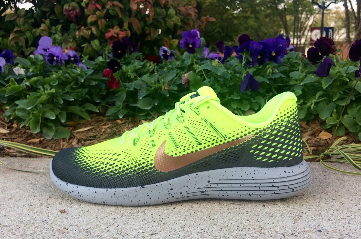 PRRunning's tweet image. The @NikeRunning Shield Structure, Pegasus &amp;amp; LunarGlide are now available in stores. 

Dry warmth. Consistent fit. #NikeShield #rundc