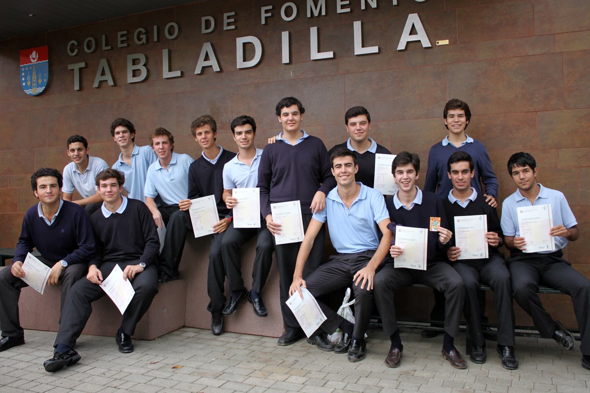 Col_Tabladilla's tweet photo. Acto de entrega de los Diplomas de @CambridgeEngSP a más de 300 alumnos del @Col_Tabladilla ¡Enhorabuena! @FomentoEdu #EnglishProyect https://t.co/hgOlJtndFF