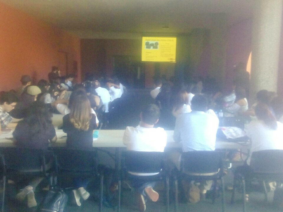 sosvoz_sv's tweet photo. Jóvenes en el taller de Fotografía en el #Encuentro2016 @MUNAsv https://t.co/hHPtzAtfBz