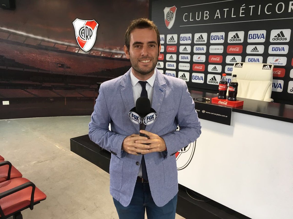 Ya venimos al aire en <a href="/FOXSportsArg/">Fox Sports Argentina</a> #90MinutosFOX con River. Look como siempre <a href="/devreoficial/">Devré</a> #EstiloDevré 👍👔⚽️