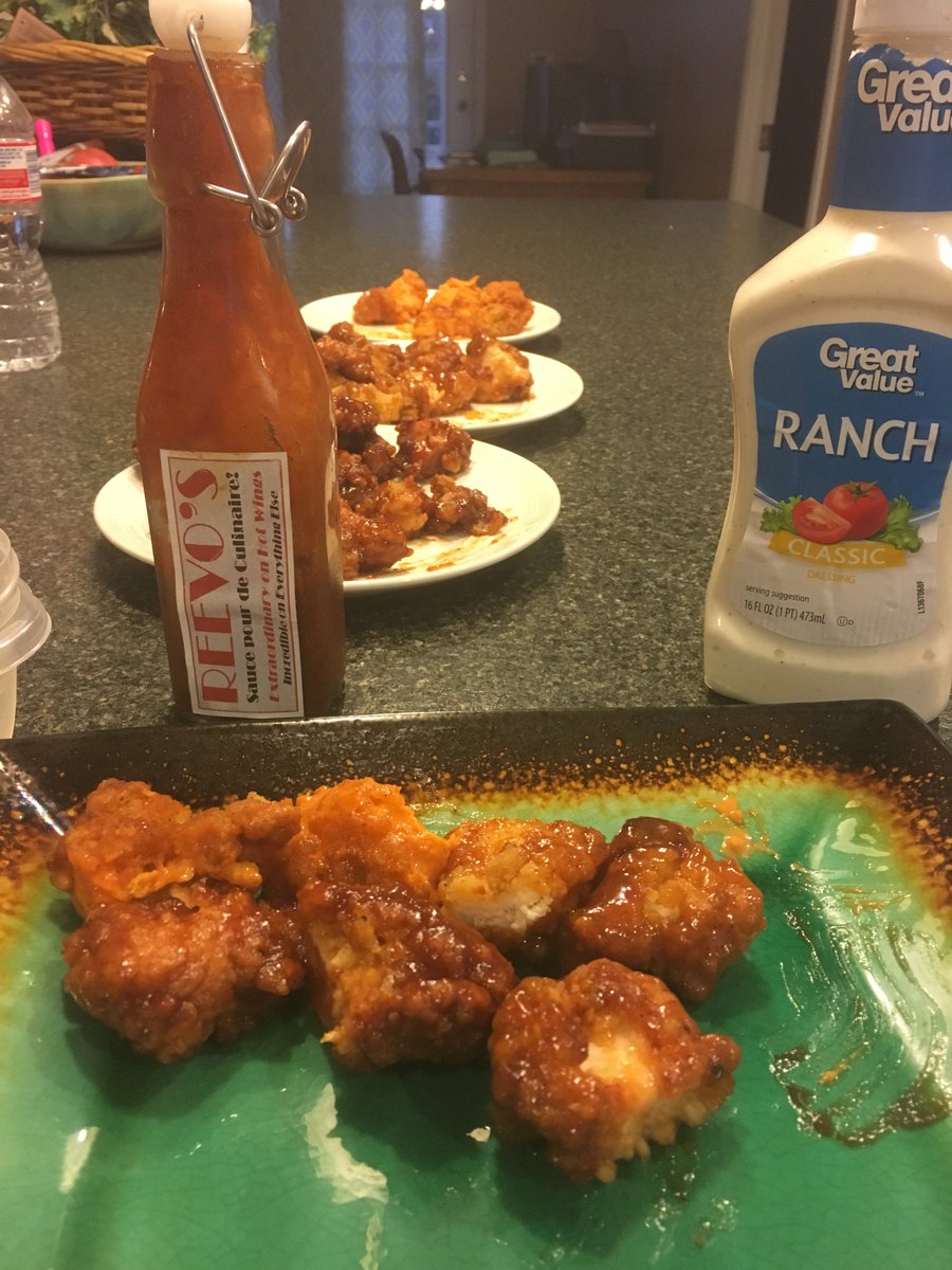 ReevesCallaway's tweet photo. If there's one thing I know my way around, it's a hot wing. S/O to @Rtbourne and @Memphisdawgs fam for the pic! Glad y'all enjoyed! #reevos https://t.co/JFWyaE8f3c