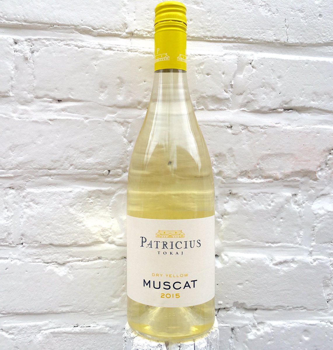 PatriciusTokaj's tweet photo. Celebrate #MuscatMonday with a 90 point #Tokaj wine from @WineEnthusiast: "A floral, dry Muscat with a bright nose and crisp acidity." https://t.co/uJQ9fhAZAP