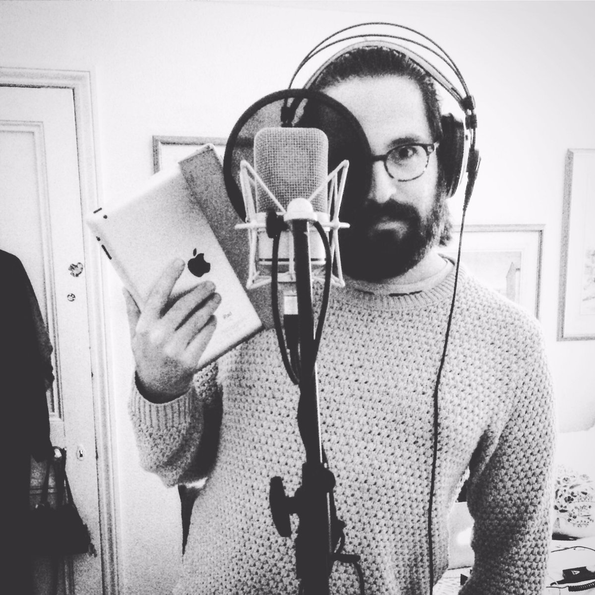 JoGoldsmithE's tweet photo. He's ready for his close-up. #swinglesathome #makeshiftrecordingstudio #newmusic #newalbum #internationalfolkalbum #hotseat https://t.co/LWemT7BFvH