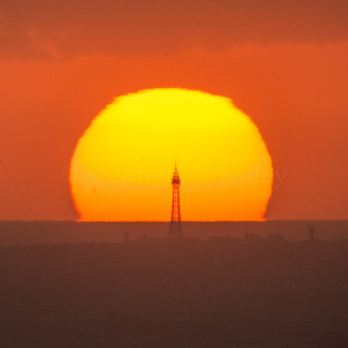 Stephencheatley's tweet image. Incredible image of Blackpool Tower inside a sunset #Blackpool #sunset #Lancashire #mirage