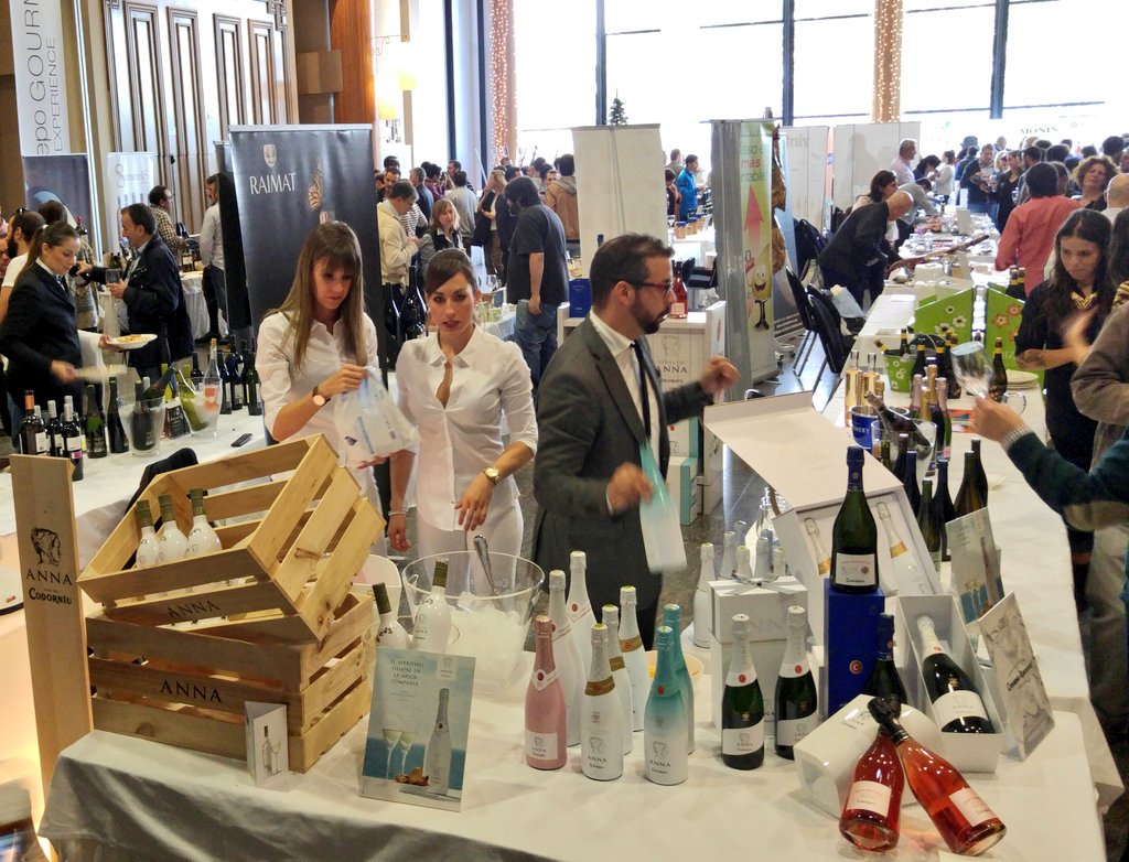 laALACENARoja's tweet photo. .@AnnaCodorniu_ES y @Codorniu_ES en la presentación de productos #gourmet de #Disbepo en @PazoLosEscudos #distribucion #Vigo https://t.co/O1FqBzQEeA