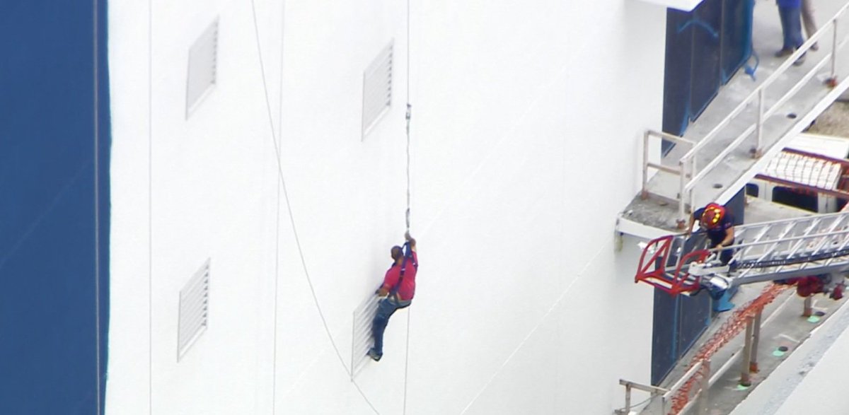WATCH LIVE Crews on scene in Hollywood where 2 workers hanging off building https://t.co/hCWwIbyzqV