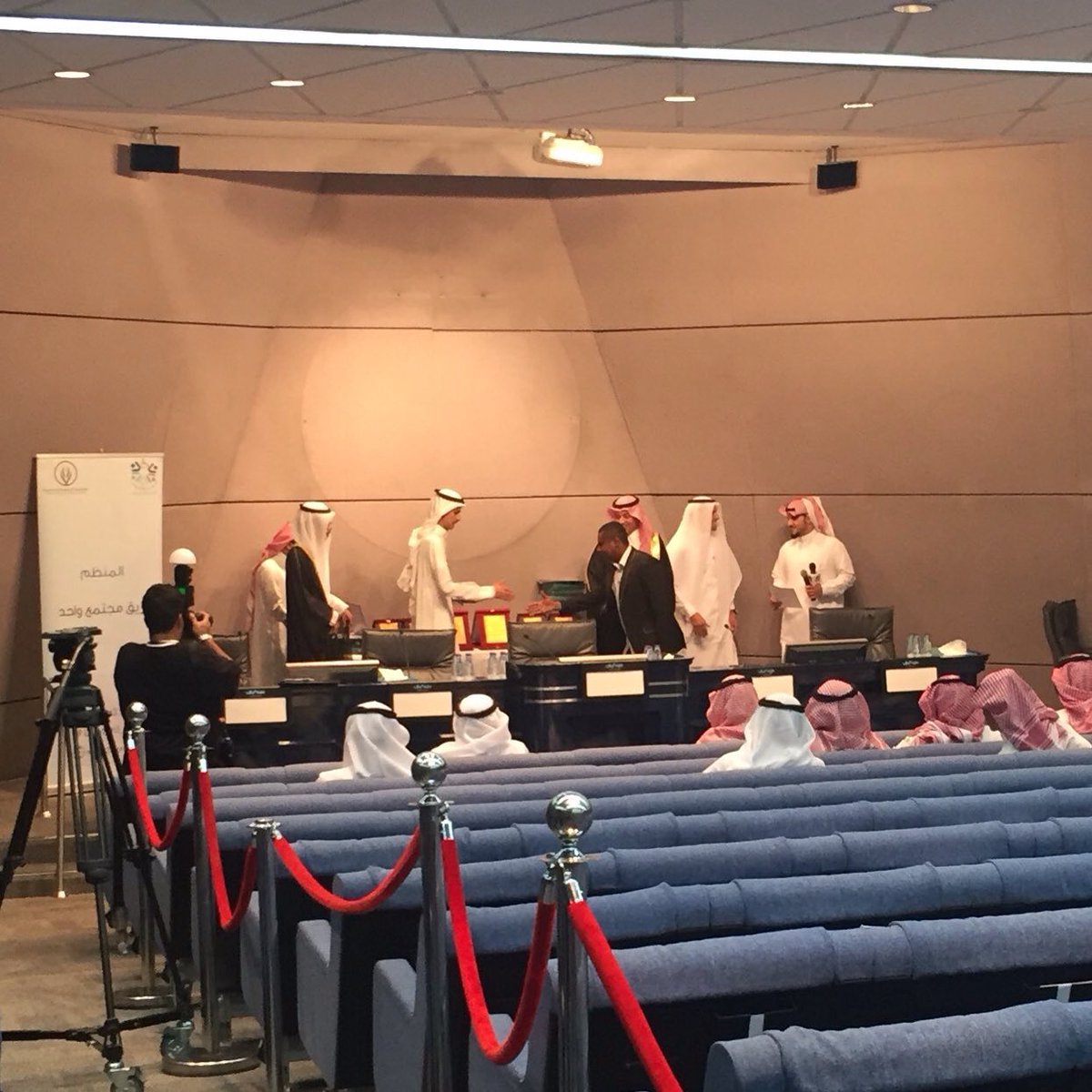 @mojtm3_wa7d  تشاهدون الليلة الساعة التاسعة مساء لقاء مجتمع واحد على قناة المجتمع تردد ١١٩٧٧ عرب
