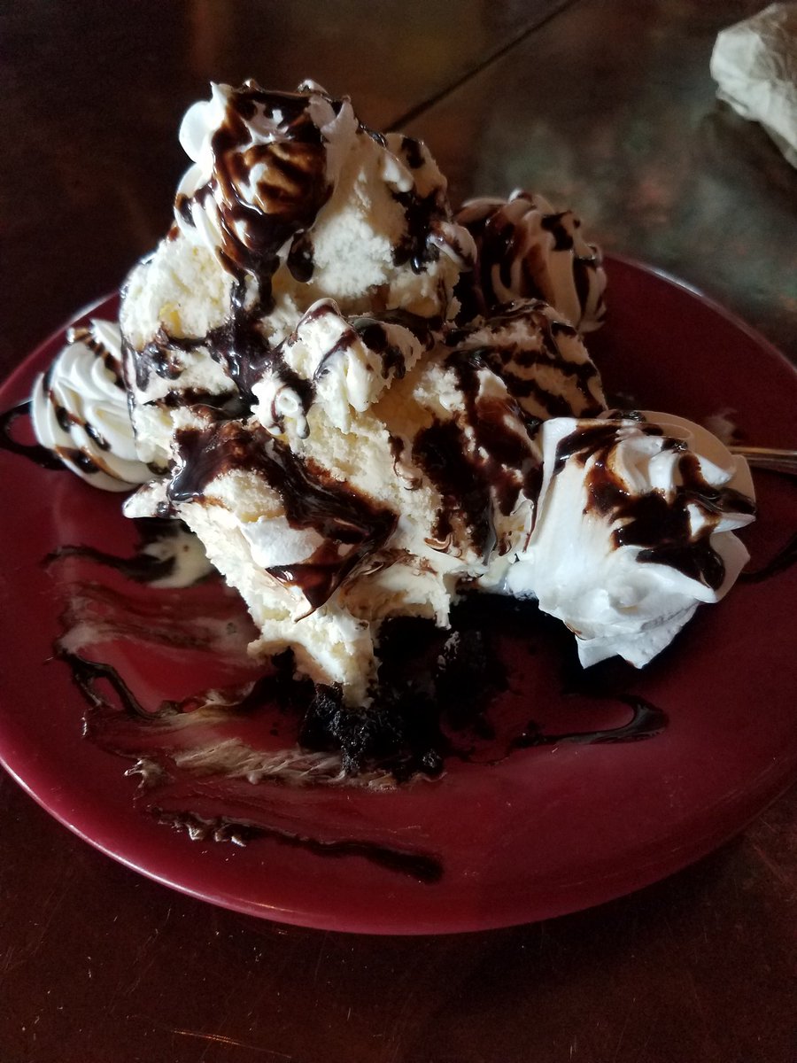 SFR_76's tweet photo. When they surprise you for your birthday! #portlandpie #browniesundae https://t.co/EzJrIUmFwy