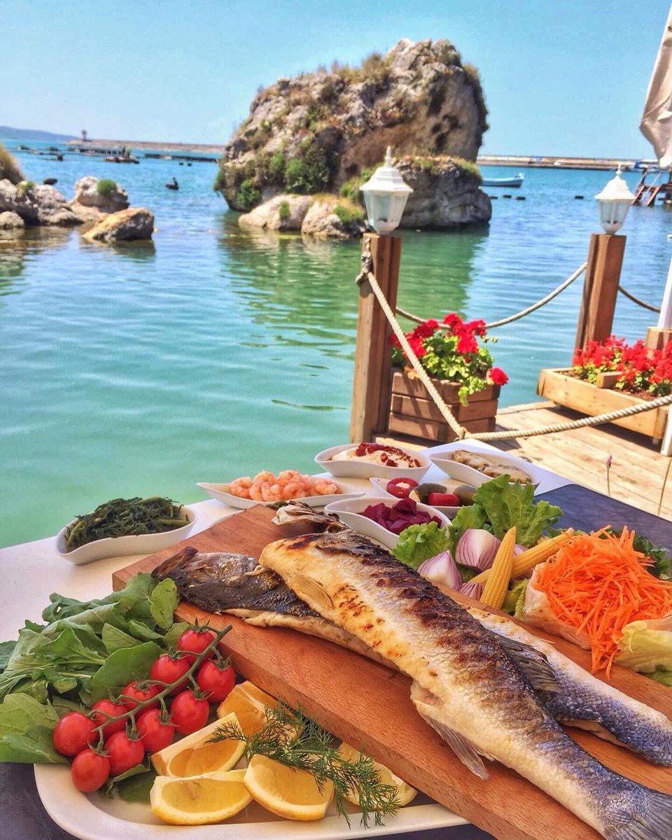 sileMihmanBalik's tweet photo. Bir Şile akşamında böylesine bir ziyafet hayal edin... Gerçek olsun.🐟🍋 #sile #aksami #izgarabalik #denizkiyisi https://t.co/uPaGyi438G
