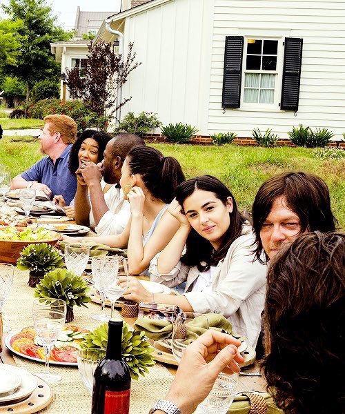 themalkingdead's tweet photo. in a parallel world, glenn and maggie are happy with their baby boy and everyones safe #twd https://t.co/a0PcgwRL53