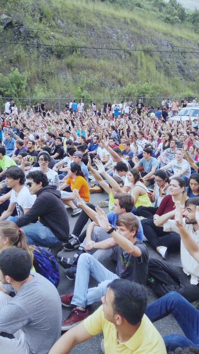 JuventudLAC's tweet photo. #VENEZUELA el movimiento estudiantil sale a las calles para luchar por sus libertades y la de todos los venezolanos. #RebelionEstudiantil https://t.co/goJwJLVvcG