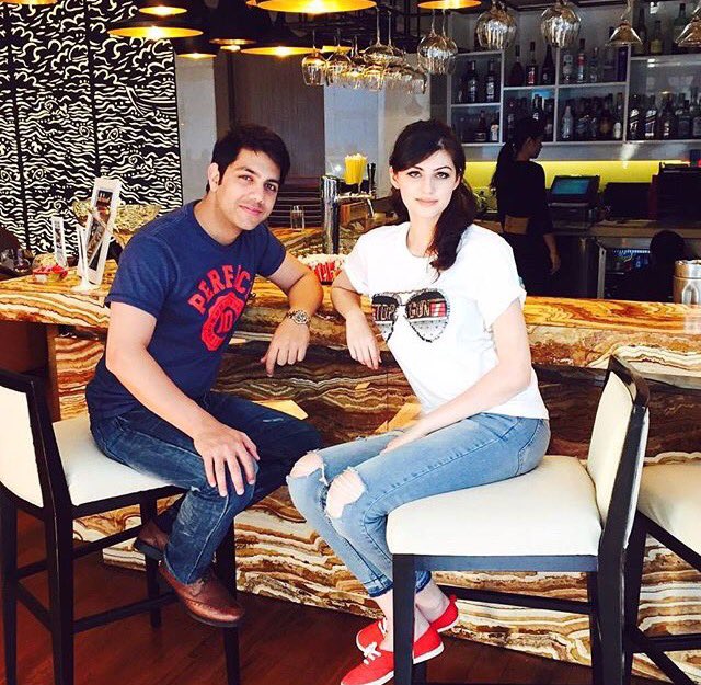apniisp's tweet image. #GoherMumtaz spotted with his wife in a #restaurant.

#goher #jal #musician #beautiful #wife #model #couple #love
