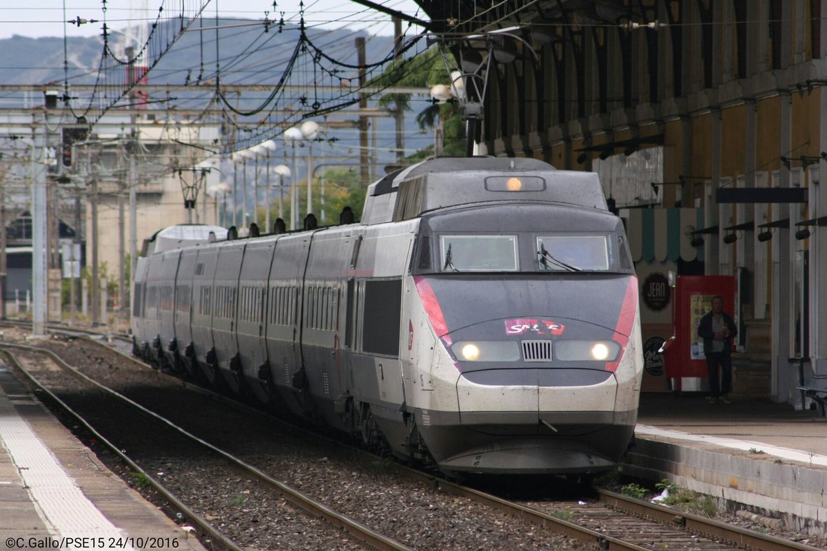 fanta931's tweet photo. TGV PSE 15 en attente de depart en direction de Paris Gare de Lyon en gare D'Avignon le 24/10/2016 #sncf #tgv #pse15 #photosncf https://t.co/FwWosrLGZe