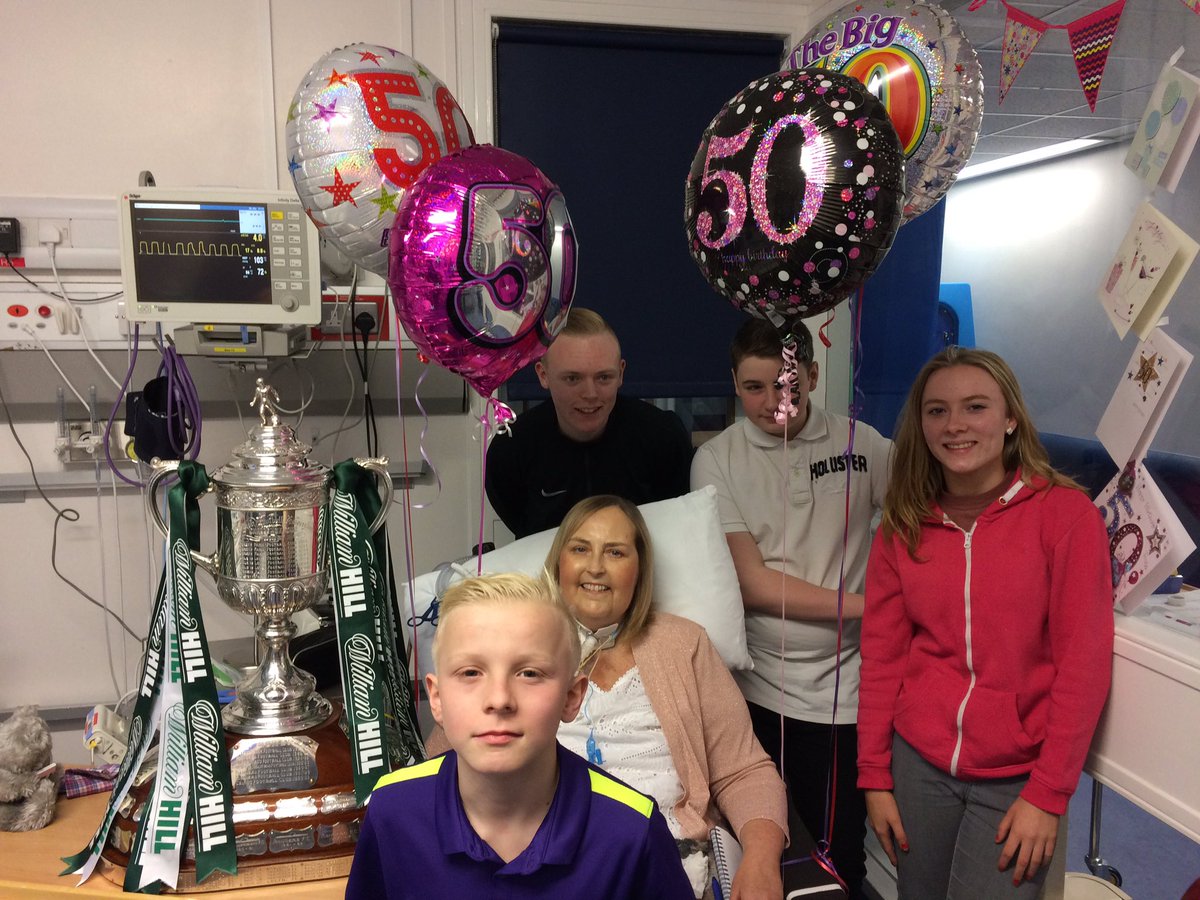 DFhibs's tweet photo. Thank you so much @HibsOfficial for making my Aunty Karen's birthday a very special one!! 🏆💚 https://t.co/xfzmtRNlLe