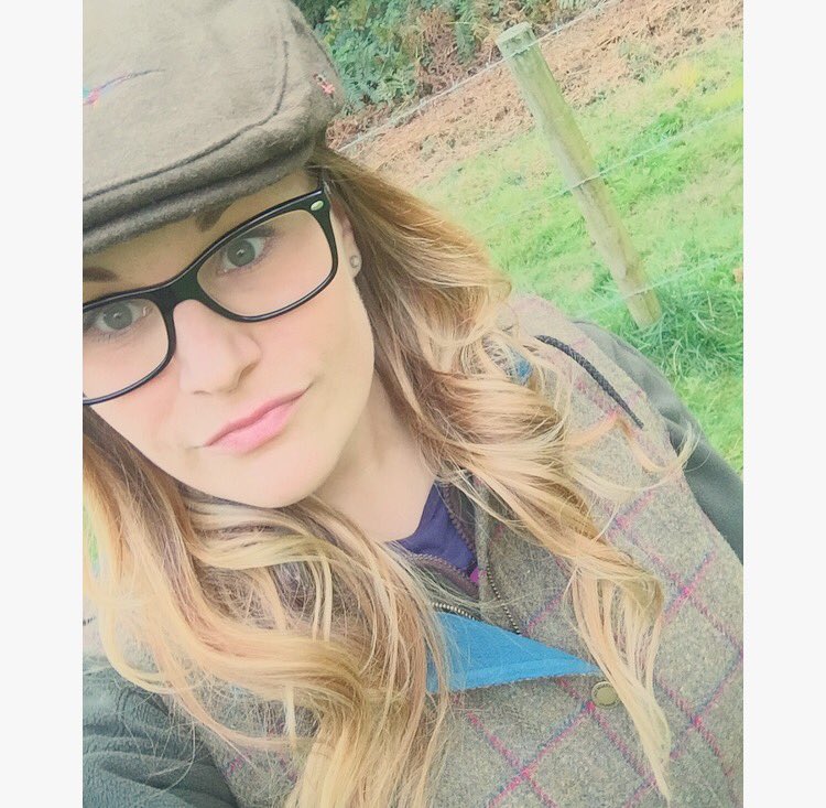 vickymorrisXx's tweet photo. Would love to be a #FieldFashionista for @AlanPaine1907 @ChelseaBunClub https://t.co/a868eOm2yA
