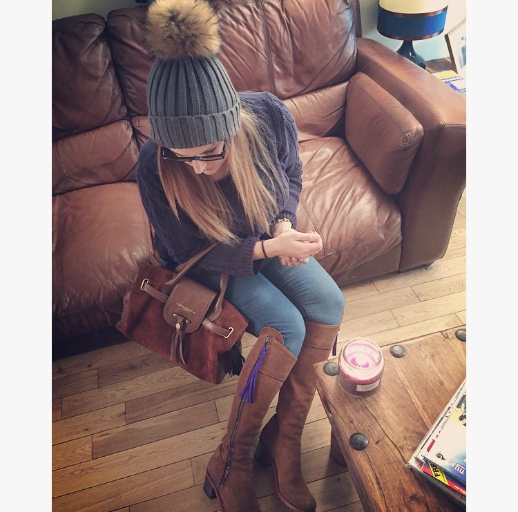 vickymorrisXx's tweet photo. Would love to be a #FieldFashionista for @AlanPaine1907 @ChelseaBunClub https://t.co/a868eOm2yA