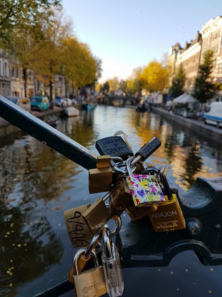 ReyMuriel's tweet photo. Creo que en #Amsterdam hay muy pocos candados del amor porque prefieren encamarse rico y bien pachecos, que sufrir. https://t.co/sXfJNrDqc9