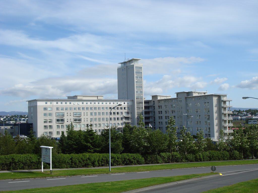 Lögðu konur á þessum vinnustað niður störf í dag?
Nei.
Af hverju?
Störf þeirra eru of mikilvæg. 
Hvernig eru launin?
Brandari.