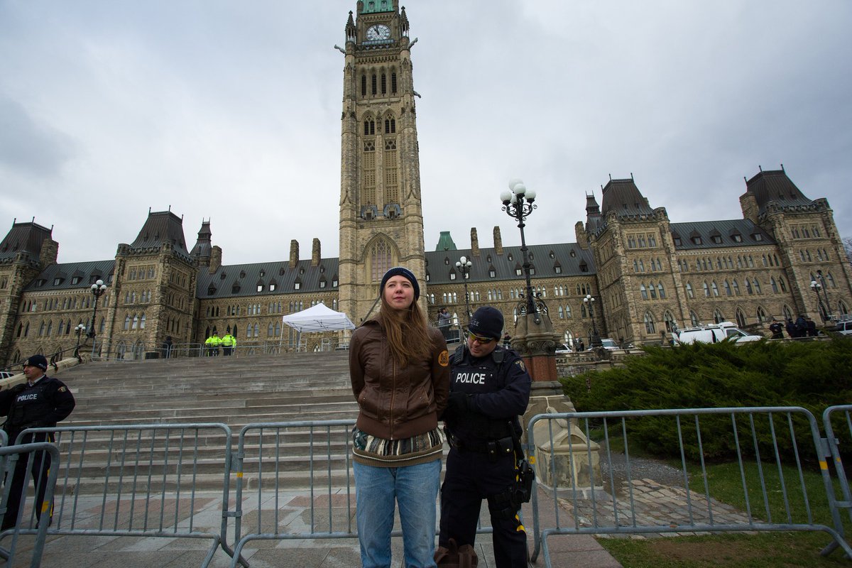 350Canada's tweet photo. Final #Climate101 count: 99 youth arrested calling on @JustinTrudeau to reject #KinderMorgan. Undoubtedly, the world heard loud &amp; clear. https://t.co/xL0tCzUXzI