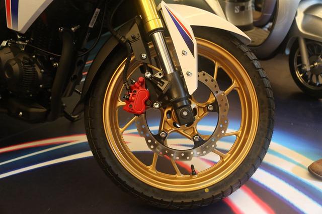 Revista_Moto's tweet photo. #Honda le responde a @BMWMotorrad con una #FightHawk
https://t.co/6d7k7FZLey
#RMnews #RevistaMoto #Trail https://t.co/aVLF6oHHIi