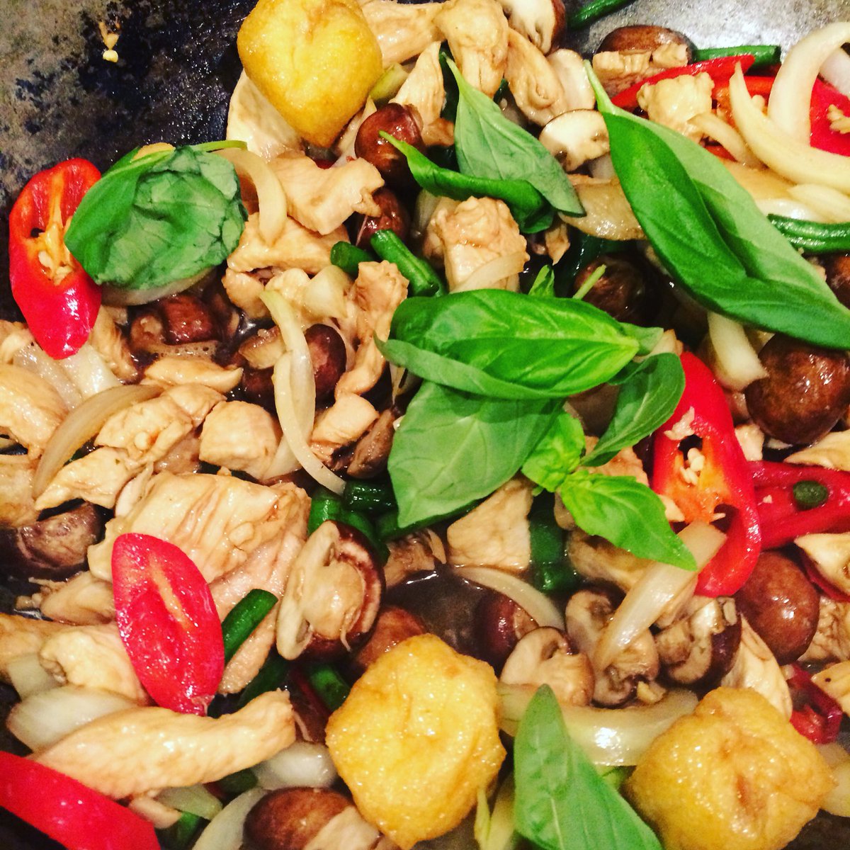 fishcomefromsky's tweet photo. Stirfried chicken,mushrooms,tofu,green beans with chilli and basil #usingupscraps https://t.co/J7mcXwPpNZ