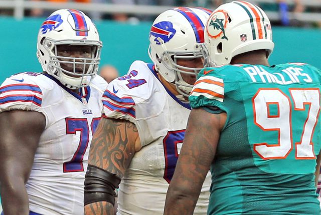 zesty_dolphins's tweet photo. Dolphins-Bills fight: #RichieIncognito throws #AndreBranch’s helmet https://t.co/LgxR4LRTVP https://t.co/ISrNVIpp3T
