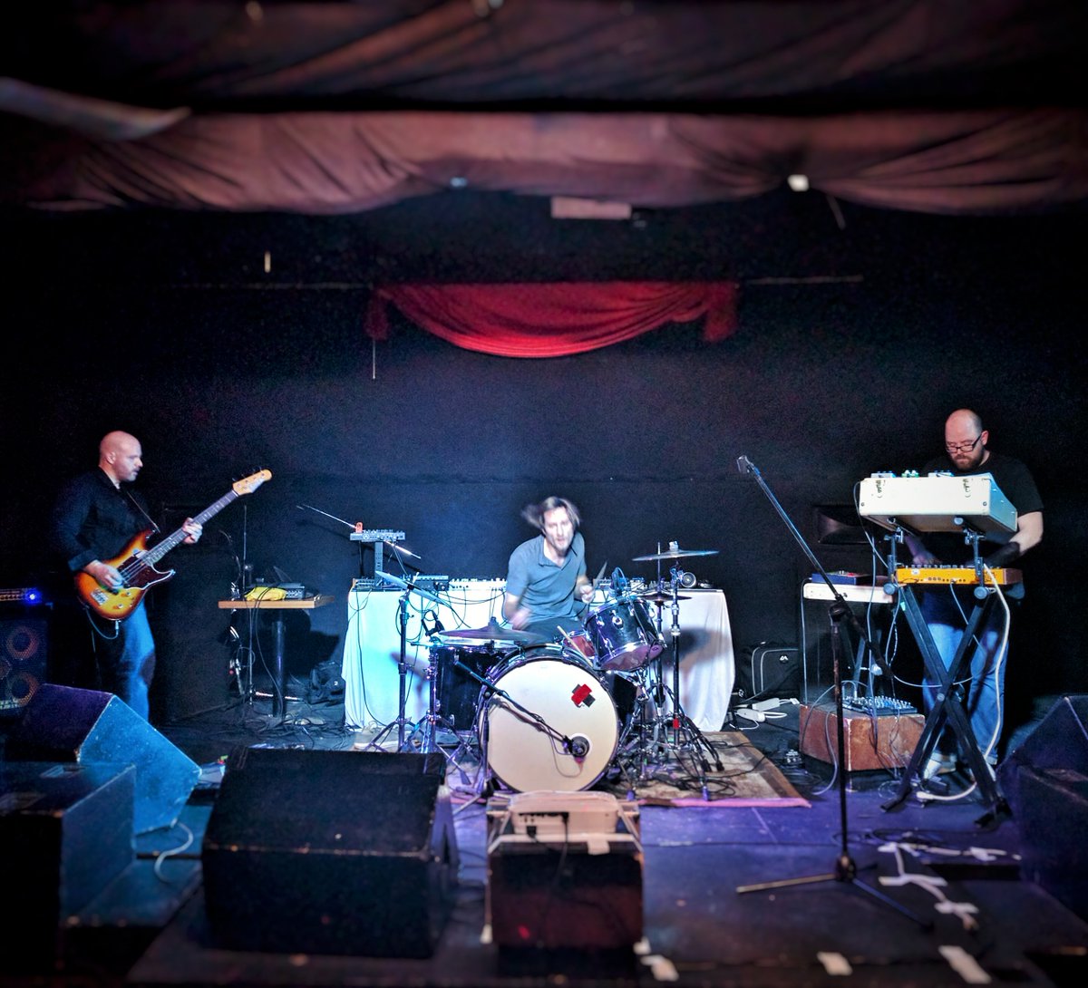 roomcontrolband's tweet photo. ...more shots from #ClubLambi #MTL :: Live @roomcontrolband #roomcontrolband @BandSRecords @VendettaMGMT https://t.co/6lRuCMxTtz