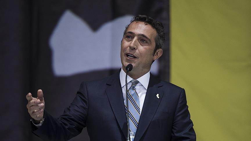 #AliKoç, kongrede Fenerbahçe başkanlığına aday olduğunu açıkladı. Koç'un bu kararı büyük alkışlarla karşılık gördü. patronlardunyasi.com/haber/Ve-Ali-K…