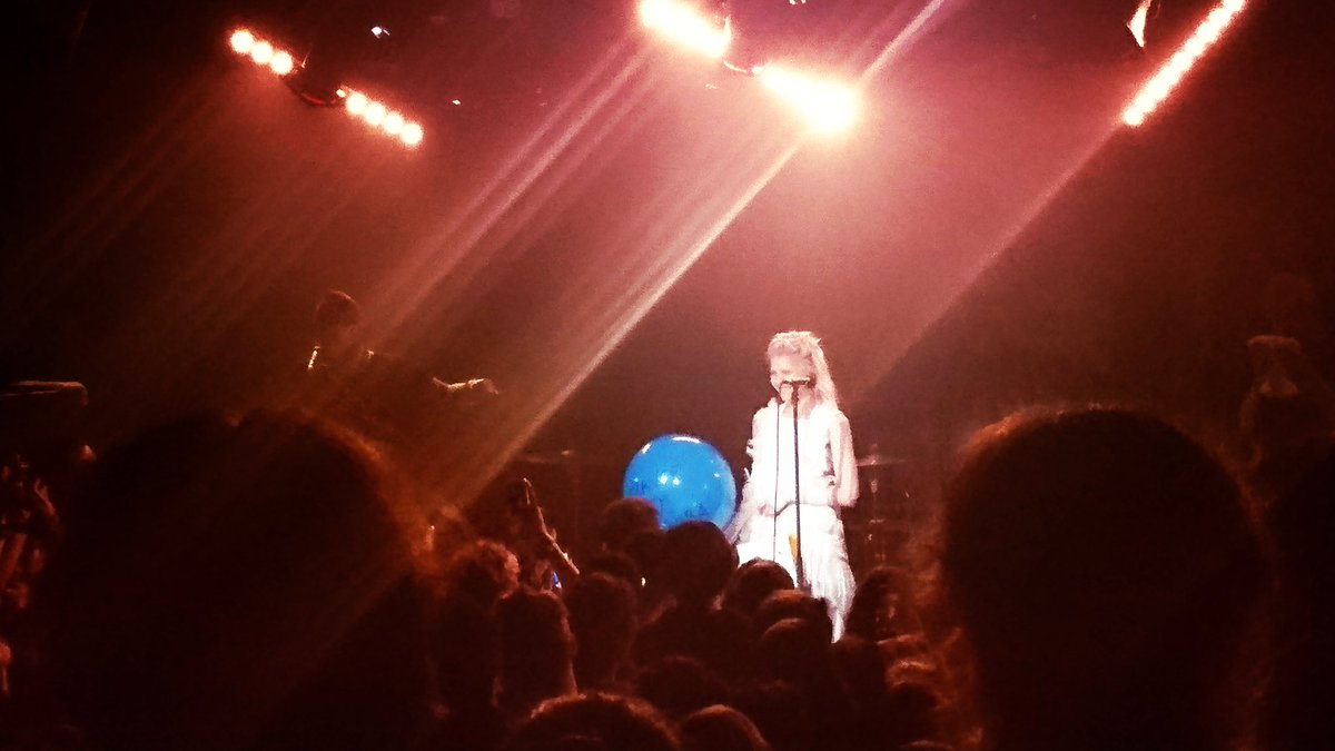 Ballon surprise pour <a href="/AURORAmusic/">AURORA</a> à <a href="/lamaroquinerie/">La Maroquinerie</a> (g)