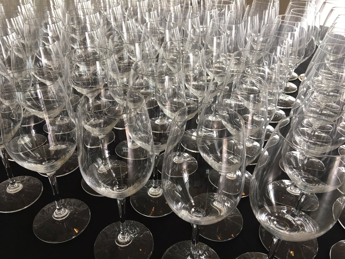 lessthan90's tweet photo. Just start pouring.  #wineoclock https://t.co/3VbeOmNZ7s