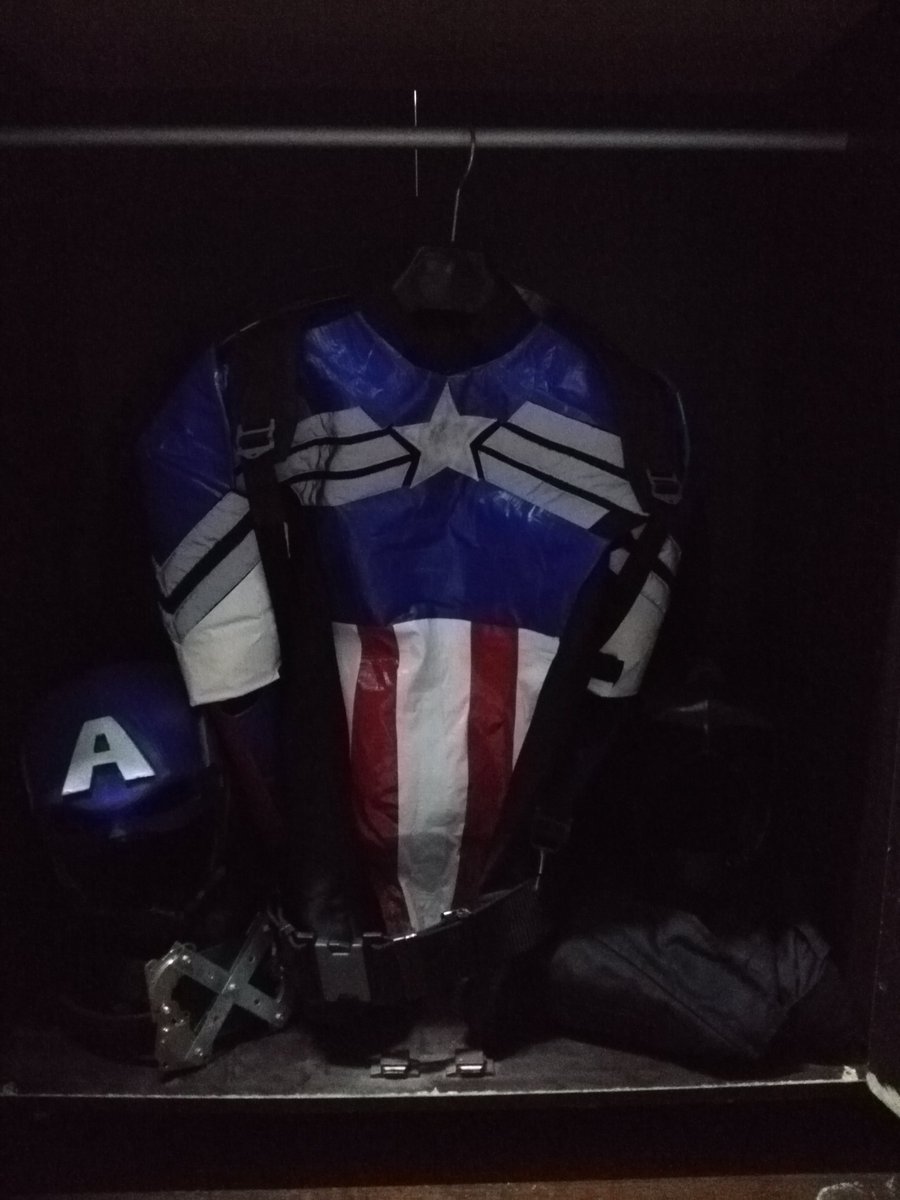 AngelesDman's tweet photo. Suit for Halloween https://t.co/jhPvNSSjfz
